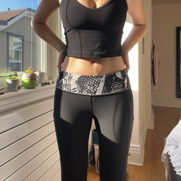 BLACK LULULEMON LEGGINGS - Picture 5 of 16